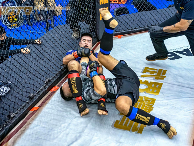 進行勢格鬥館的廖翔(紅方)以十字固降伏對手